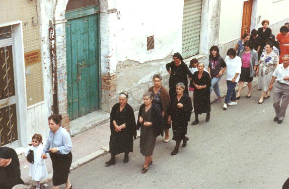  Qua se v�d' a differenz' tra i n'zian' e giuv'n' 