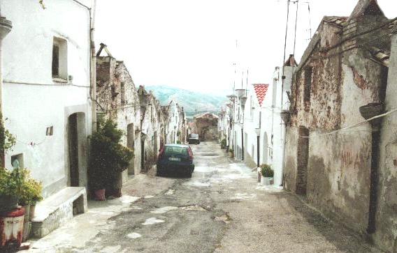  GRASSANO, na via caratteristica, chi case di contadin' po'uriidd' 