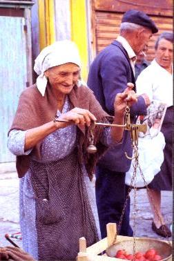  Ze 'ndonia, vestut' a la grassanese, pesann' i pomodor' c� velanz' roman' 