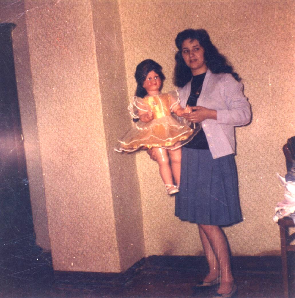 Giuseppina_BONELLI_et_poupee_au_7_Paix_ROMBAS_1961.JPG