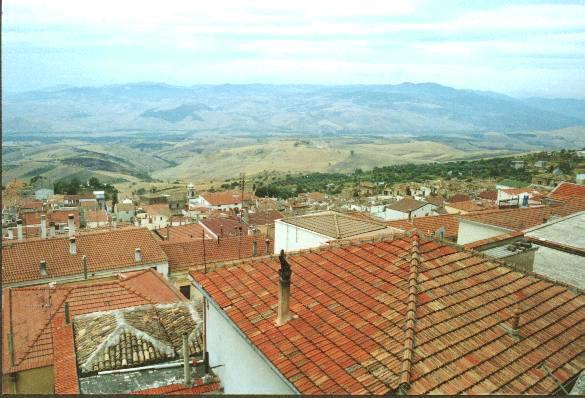  Grassano v�st' du balcone , 'n gap' a grott' ; a basce l' Aemar e a stazzion' 